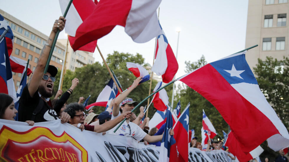 Você está visualizando atualmente Chilenos rejeitam Constituição conservadora para substituir texto da era da ditadura