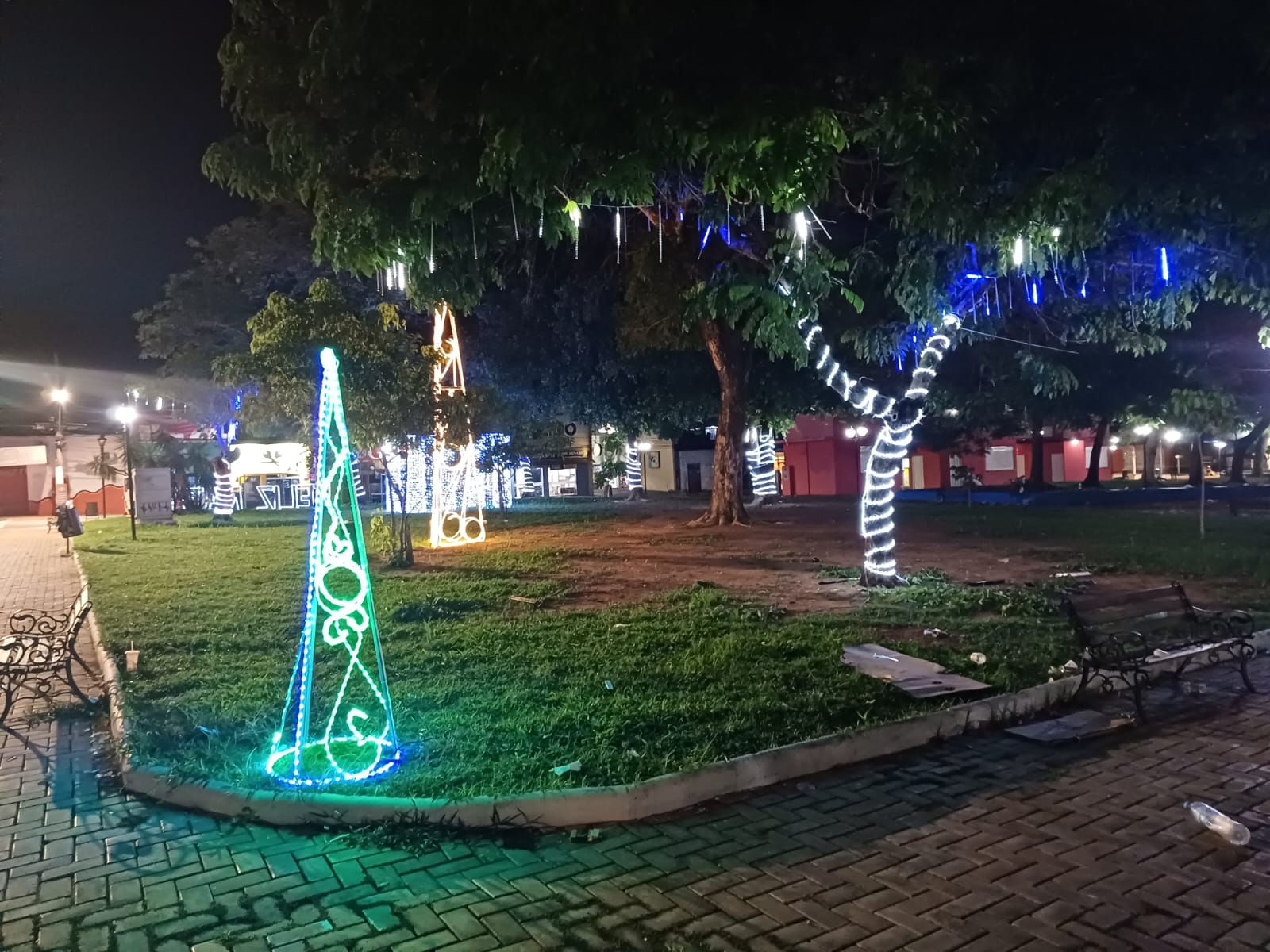 No momento, você está visualizando Depois das comemorações dos 70 anos, cidade lança luzes de Natal