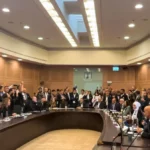 Parentes de reféns invadem reunião do parlamento israelense