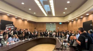 Leia mais sobre o artigo Parentes de reféns invadem reunião do parlamento israelense