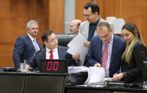 Leia mais sobre o artigo ALMT: Deputados entregam emendas e projeto LOA 2024, prazo termina nesta quinta-feira (4)