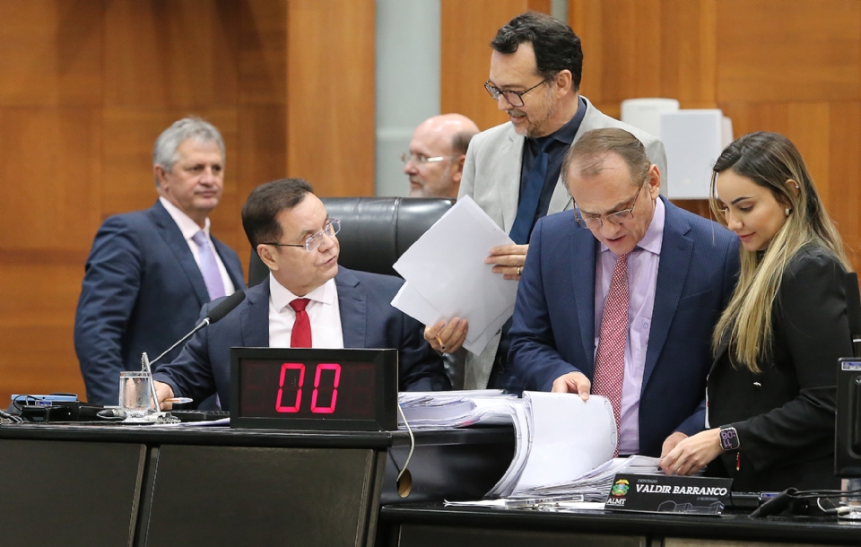 No momento, você está visualizando ALMT: Deputados entregam emendas e projeto LOA 2024, prazo termina nesta quinta-feira (4)