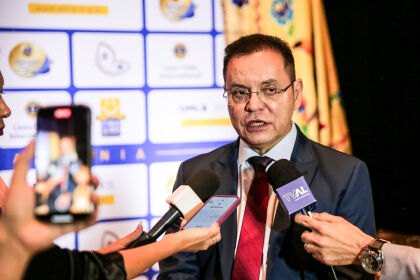 Você está visualizando atualmente Presidente da ALMT recebe homenagem do Lions Clube