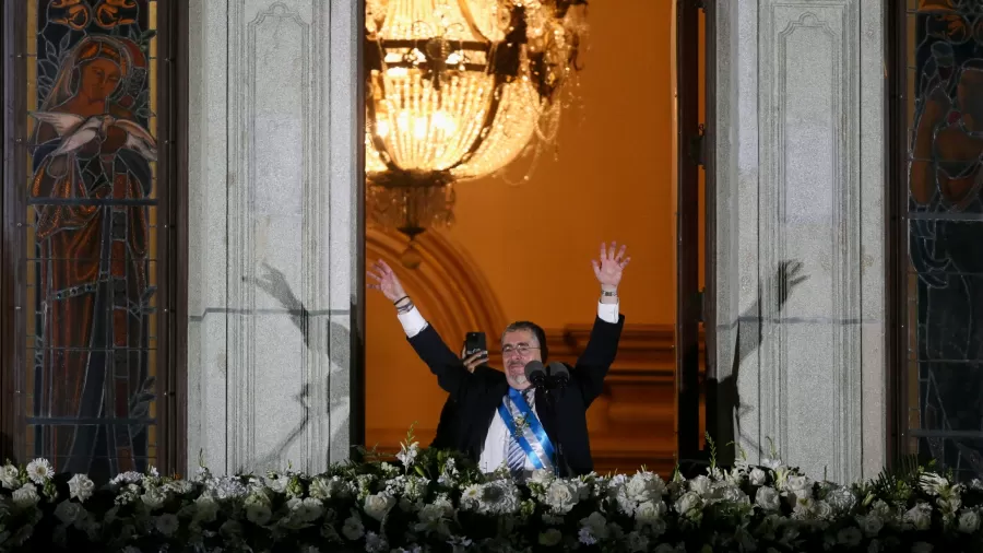 Você está visualizando atualmente Presidente da Guatemala toma posse após atraso de 9 h no Congresso
