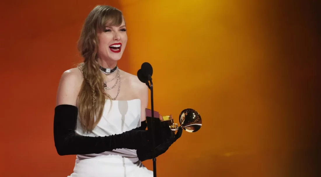 Você está visualizando atualmente Taylor Swift faz história e se torna a única artista a ganhar quatro vezes categoria no Grammy