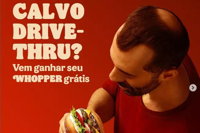 Você está visualizando atualmente Burger King dá hambúrguer de graça para calvos ‘estilo drive-thru’