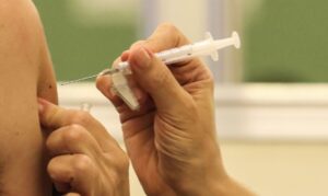 Leia mais sobre o artigo COVID-19: Anvisa aprova registro de vacina Spikevax monovalente