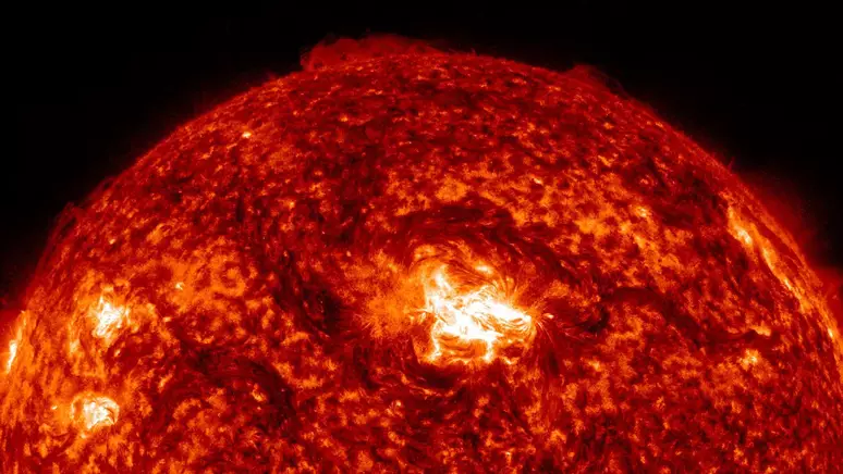 Você está visualizando atualmente Erupção solar causa apagão de rádio no Brasil e África