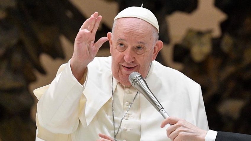 Você está visualizando atualmente Discriminar pessoas por orientação sexual viola dignidade, diz Vaticano