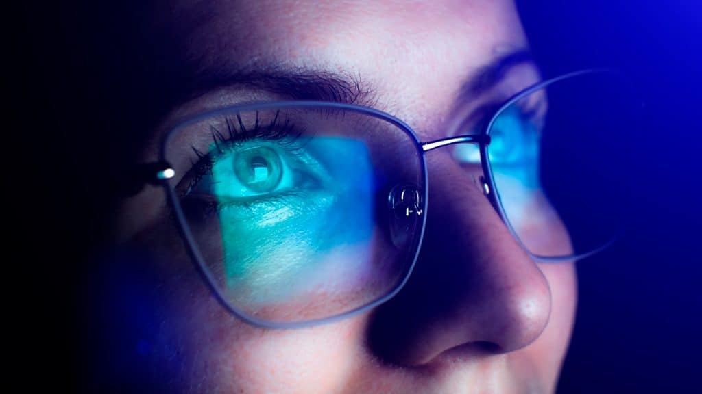 Você está visualizando atualmente Filtro de luz azul para óculos funciona mesmo?