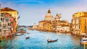 Leia mais sobre o artigo Veneza passa a cobrar taxa para evitar turismo de massa