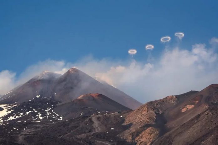 Você está visualizando atualmente Vulcão Etna “sopra” anéis de fumaça na Itália, confira!