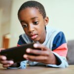 YouTube e TikTok podem causar problemas cognitivos em crianças
