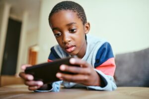 Leia mais sobre o artigo YouTube e TikTok podem causar problemas cognitivos em crianças