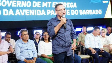 Você está visualizando atualmente Botelho participa da entrega de avenida do Parque do Barbado