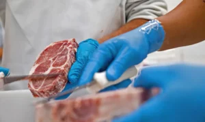 Leia mais sobre o artigo Empresas vão doar 2 milhões de quilos de carne ao RS