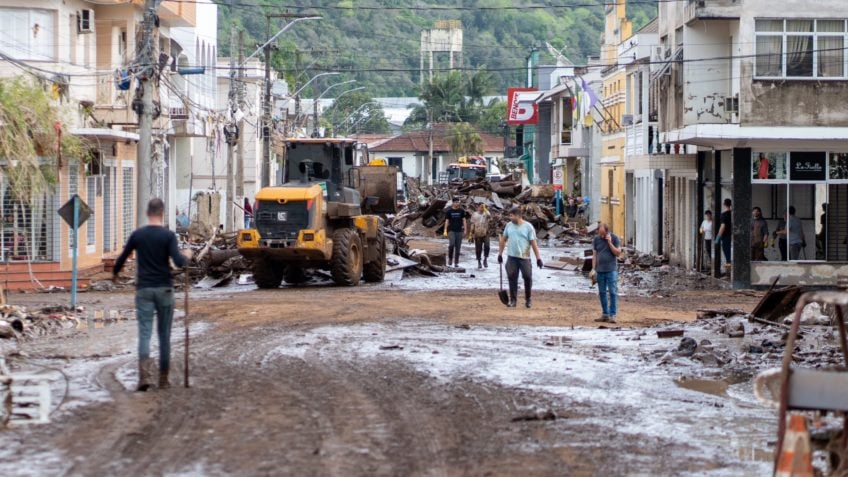 Você está visualizando atualmente Enchentes no RS: impactos no comércio e no setor de seguros