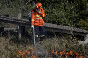 Leia mais sobre o artigo Corpo de Bombeiros segue no combate a dois incêndios florestais