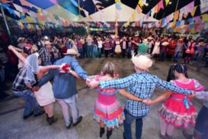 Leia mais sobre o artigo Comidas típicas, apresentação musical, dança e muita diversão no Arraial da ALMT