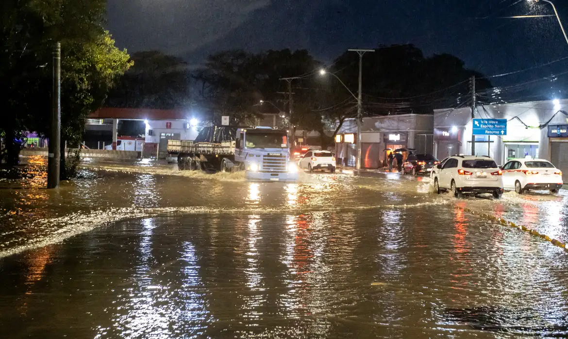 Você está visualizando atualmente Enchentes no RS causaram prejuízos de R$ 3,32 bilhões ao varejo