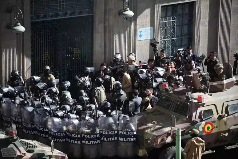 Você está visualizando atualmente Presidente da Bolívia denuncia tentativa de golpe; militares invadem palácio presidencial