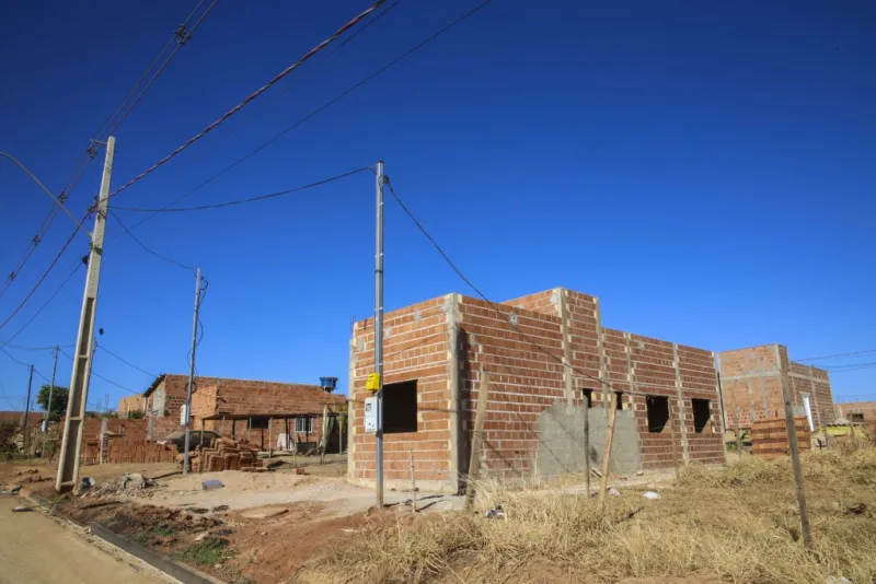 Você está visualizando atualmente Membros da CST da Moradia Popular da ALMT visitam loteamento em Rondonópolis