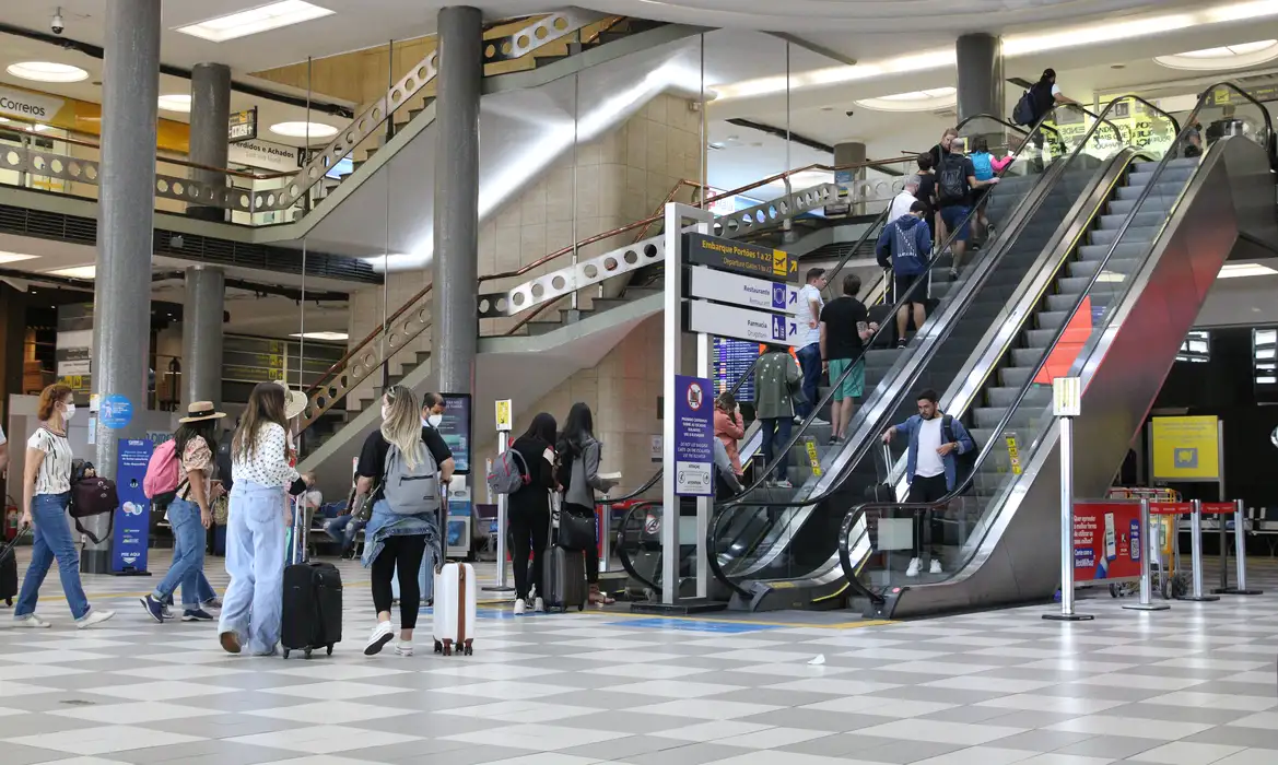 Você está visualizando atualmente Passagem mais cara faz viagem do brasileiro ficar 4 dias mais curta, diz pesquisa