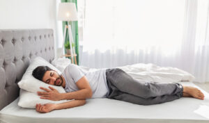 Leia mais sobre o artigo Posição que você dorme pode afetar a saúde do cérebro, diz estudo