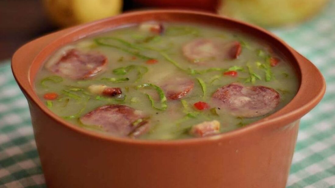 Você está visualizando atualmente INVERNO: Receita de delicioso caldo verde cremoso com couve