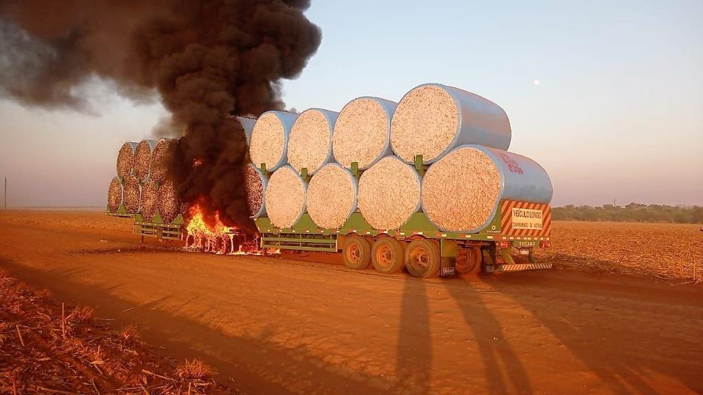 Você está visualizando atualmente Bombeiros extinguem incêndio em reboque carregado de algodão na BR-070