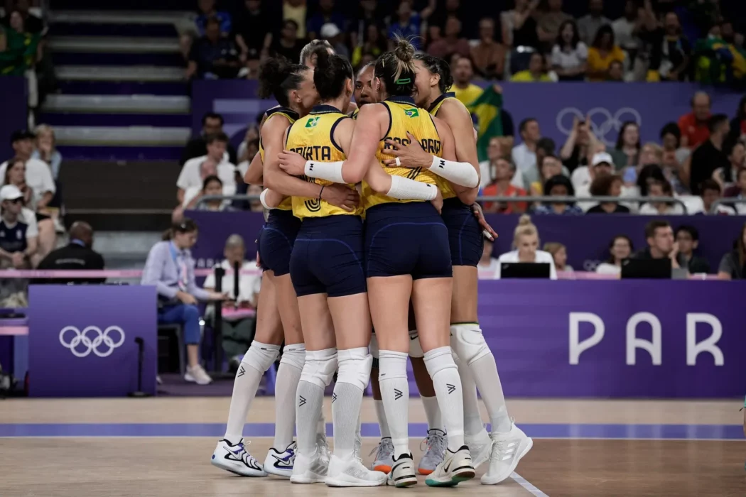 Você está visualizando atualmente Brasil perde para os Estados Unidos e vai lutar pelo bronze no vôlei feminino