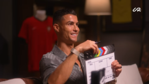 Leia mais sobre o artigo Cristiano Ronaldo lança canal no YouTube, supera Messi e bate recorde