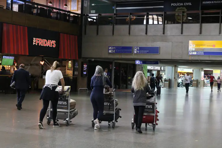 Você está visualizando atualmente Imigrante retido em Aeroporto de SP é isolado em hotel após suspeita de mpox