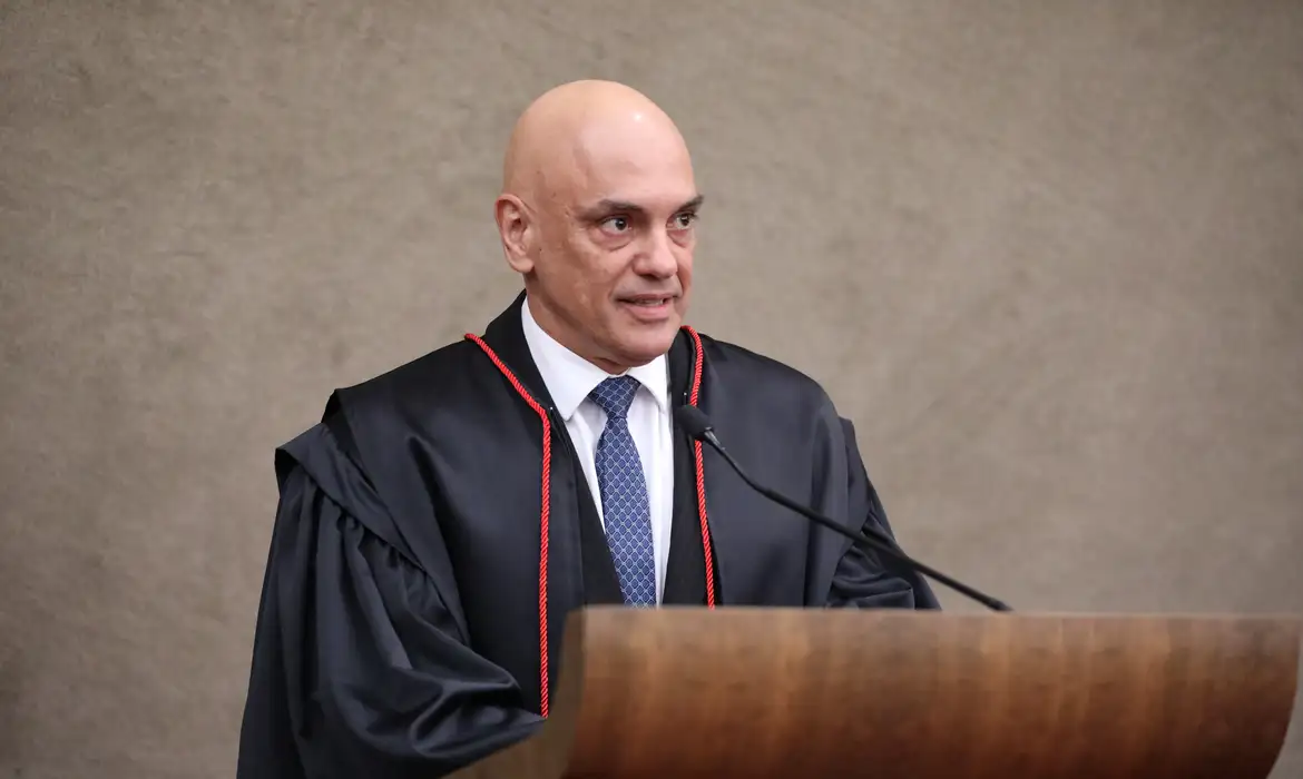 Você está visualizando atualmente Ministros do STF defendem Moraes; oposição reúne assinaturas para impeachment