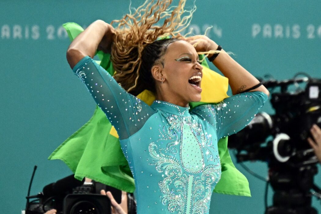 Você está visualizando atualmente Rebeca Andrade conquista medalha de ouro na final do solo na Olimpíada de Paris