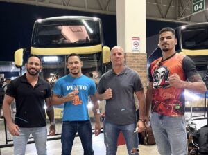 Leia mais sobre o artigo Atletas de Sinop embarcam a SP para lutarem no principal evento de MMA da América Latina