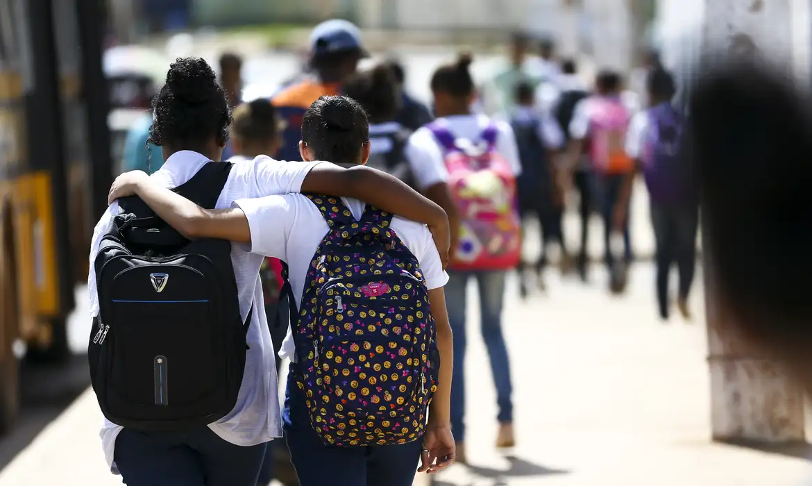 Você está visualizando atualmente Brasil discute estratégias para melhorar educação para a adolescência