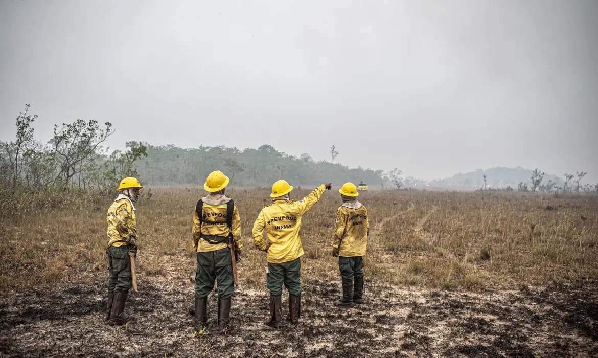 Você está visualizando atualmente Dino estabelece orçamento de emergência para combate a incêndios