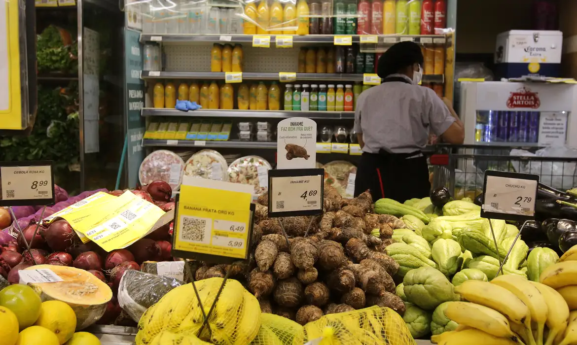 Você está visualizando atualmente Intenção de consumo das famílias recuou 0,3% em setembro, diz CNC