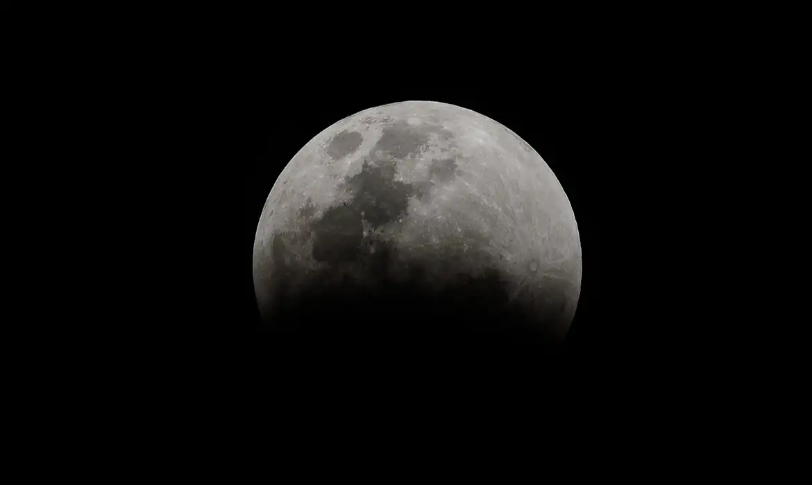 Você está visualizando atualmente Moradores de Cuiabá testemunham eclipse lunar parcial