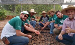 Leia mais sobre o artigo Sistema Famato doará mudas em ação Raízes do Agro – Plantando o Futuro