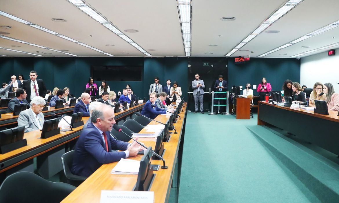 Você está visualizando atualmente Câmara aprova projeto que proíbe decisões individuais no STF