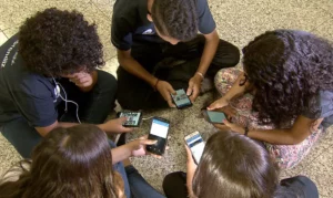 Leia mais sobre o artigo Câmara aprova projeto que proíbe uso de celular em escolas