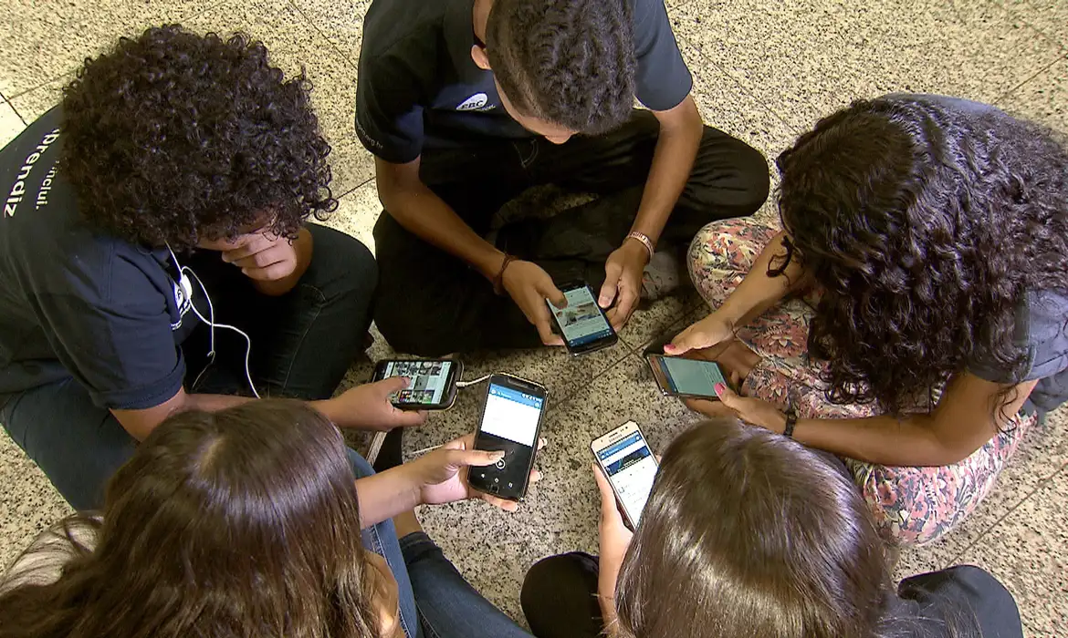 Você está visualizando atualmente Câmara aprova projeto que proíbe uso de celular em escolas