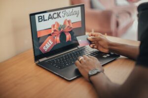 Leia mais sobre o artigo Consumidores planejam realizar suas compras de Black Friday no e-commerce