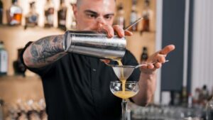 Leia mais sobre o artigo Cuiabá tem curso gratuito de bartender com 20 vagas abertas