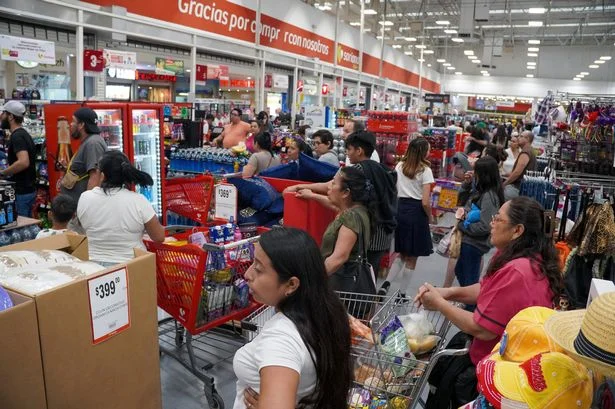 Você está visualizando atualmente Furacão Milton se aproxima da Flórida e moradores esvaziam supermercados