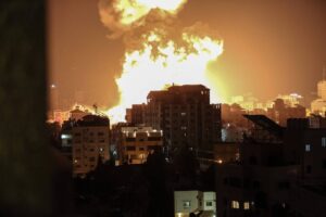 Leia mais sobre o artigo Grande explosão atinge Beirute e Israel ataca alvos do Hezbollah