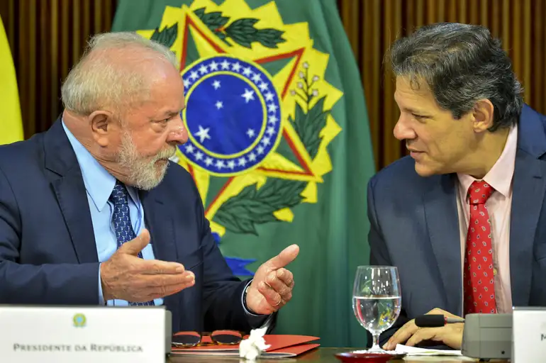 Você está visualizando atualmente Lula e Haddad se reúnem com representantes de bancos no Planalto