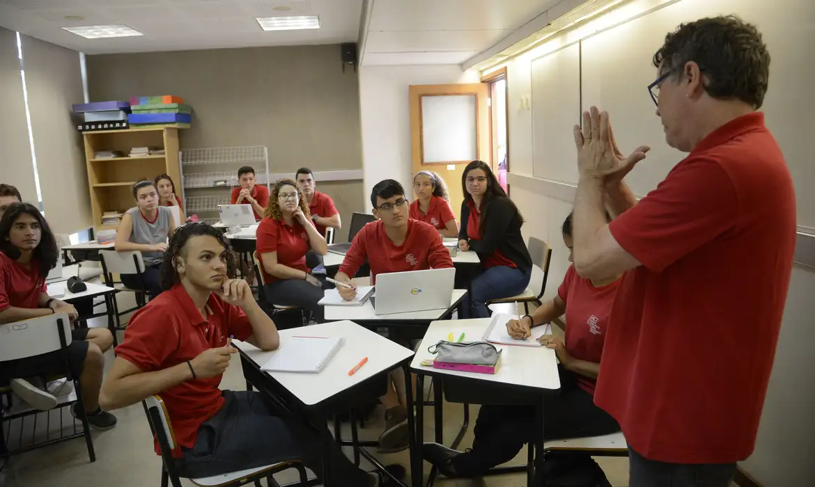 Você está visualizando atualmente PÉ-DE-MEIA: pagamento a estudantes começou nesta semana